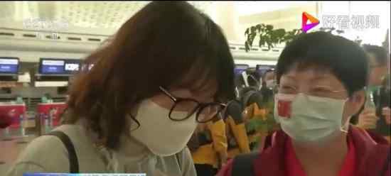 治愈者女儿哽咽致谢医疗队 感激之情无以言表