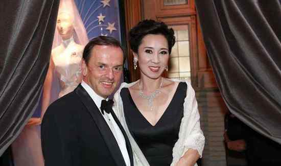 曝王思聪妈妈帮儿子还债 出了一个亿