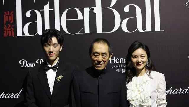 张艺谋的老婆 70岁张艺谋亮相，和39岁妻子陈婷同框，19岁大儿子不像爸
