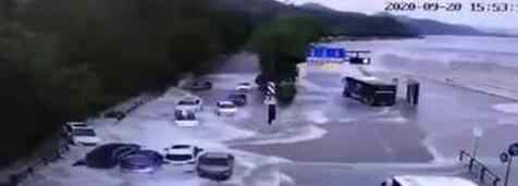 钱塘江潮水冲上路面冲跑车辆 到底发生了什么