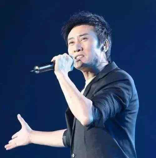 吕继宏老婆 52岁江涛，12次上春晚，与媳妇风雨同舟32年，如今一家三口很幸福