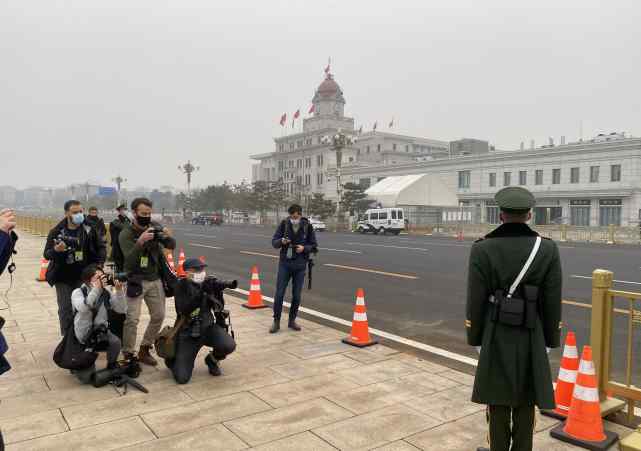 新华社记者：外媒一张499美元的中国警察照片 就是这么来的