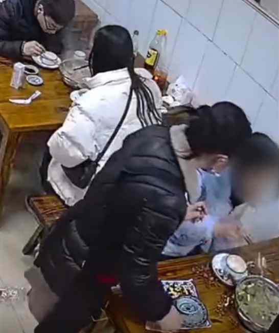 餐馆老板发现女子在吃别人的剩饭 冲上前制止 随后举动太暖心