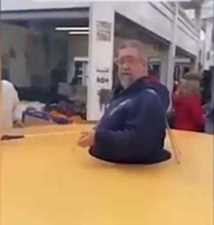 意男子为防病毒套半径1米圆盘出门 具体是什么情况