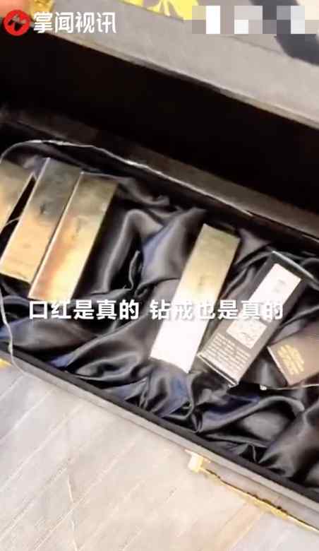 河南一女子在垃圾桶捡到精美礼盒 带回家一打开震住众人！