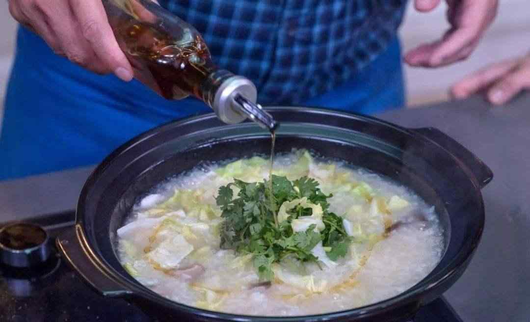 砂锅炖汤的危害 炖鸡汤用砂锅好？还是高压锅好？很多城里人瞎讲究，难怪不好喝！