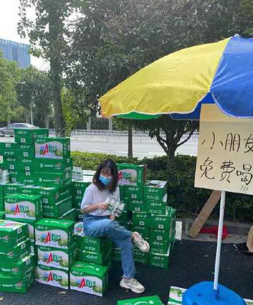 女生中奖1吨娃哈哈上热搜，究竟发生了什么