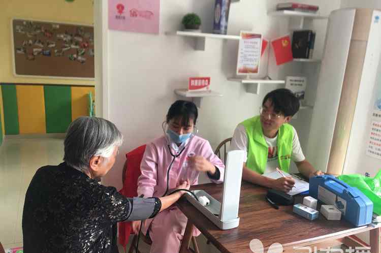 党建志愿者义诊进社区 健康暖人心