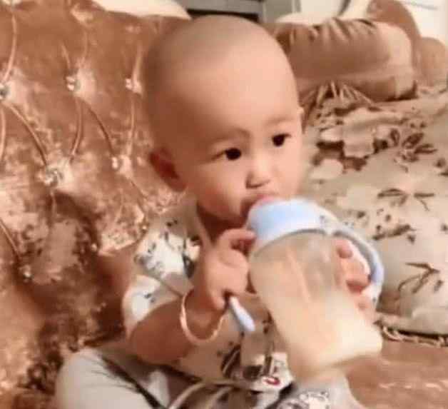 杨清柠破奶图 杨清柠儿子“小哪吒”吃奶照曝光，一个细节让网友直呼可怜的娃