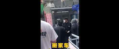 进小区被拒后自称外国人被保安怒怼 事情经过是怎样的