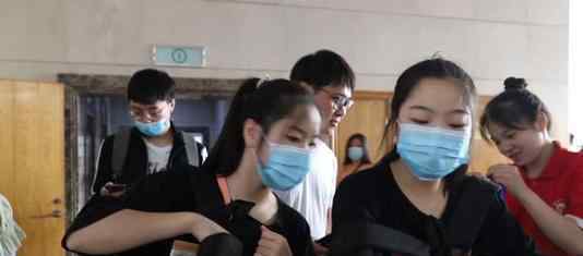 双胞胎姐妹大学报道同班同寝室 这该死的缘分啊