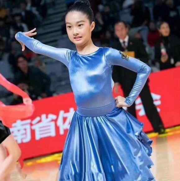文爱马照片 文章10岁文爱马近照曝光，气质像极了马伊琍，美得像个小仙女
