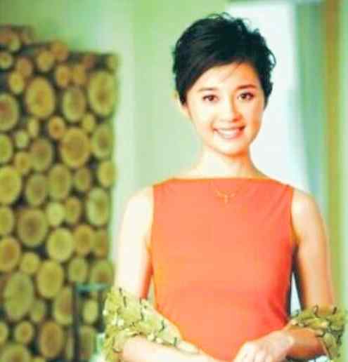 许戈辉风流照 52岁主持人许戈辉近照曝光，身材傲人风韵犹存