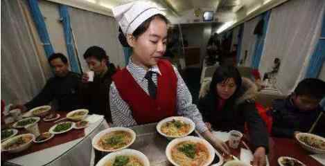 部分普快列车可互联网订餐 火车上能有什么好吃的食物呢