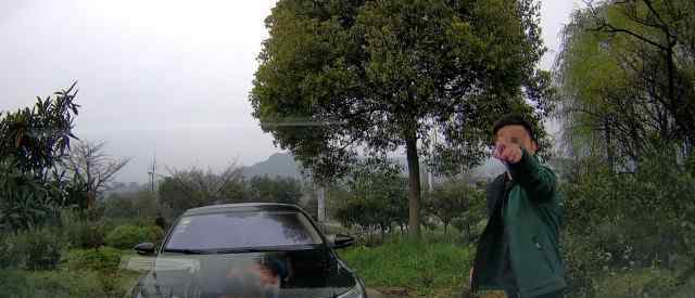 男子被互不礼让的两车挡道，于是开车猛撞前方的奔驰……