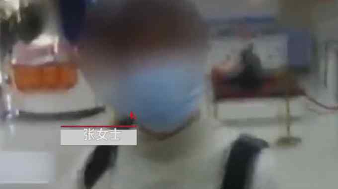 女子帮孩子去存过年压岁钱 到银行清点后场面一度尴尬 这3张哪来的？