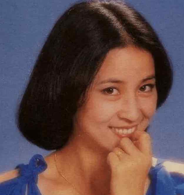 林凤娇与成龙 林凤娇与成龙“龙凤配”了40年，你以为她只会忍，却不知还有“狠”