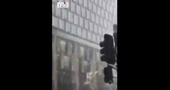 澳大利亚暴雨引发洪灾 山火未熄又引洪灾
