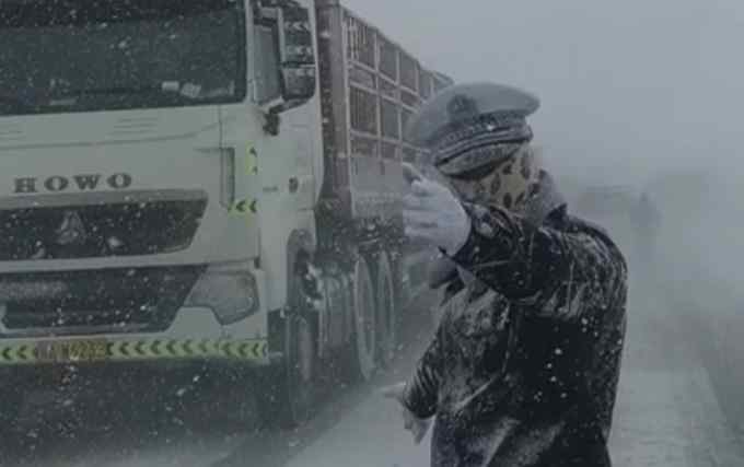 折多山大雪中被冻成“雪雕交警”找到了 帅小伙这句话太赞了！