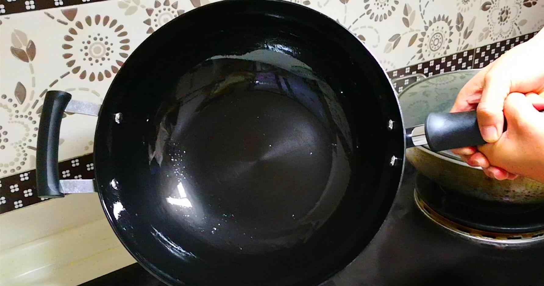 新锅第一次用怎么处理不生锈 新铁锅最忌直接烧，等于吃掉了涂层，教你开锅技巧，不生锈不粘锅