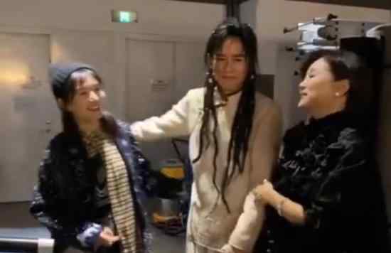 林青霞谢娜同框 林青霞头短发干练精神