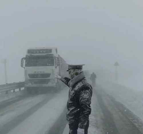 大雪中被冻成“雪雕”的交警是个帅小伙 到底什么情况呢？