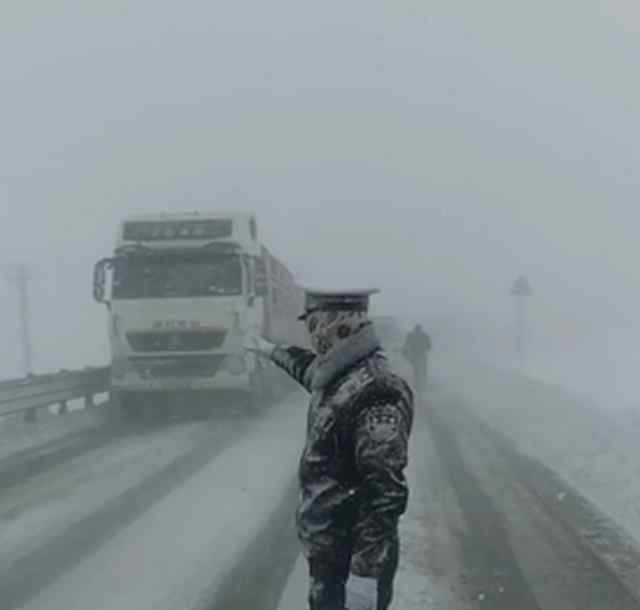 大雪中被冻成雪雕交警是个帅小伙 网友：帅哥都上交国家了 到底什么情况呢？