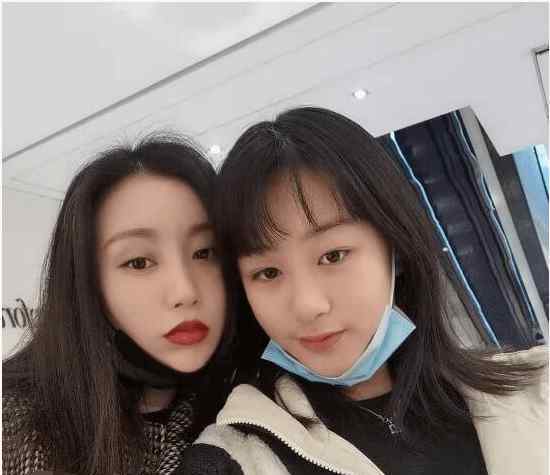 吴启华前妻 吴启华小21岁前妻近照，与女儿同框似姐妹花，曾7年被败光5亿