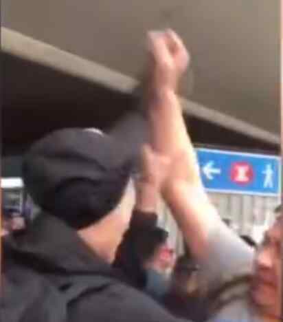 摘黑衣人头套的他说做了该做的 保护香港保护国家