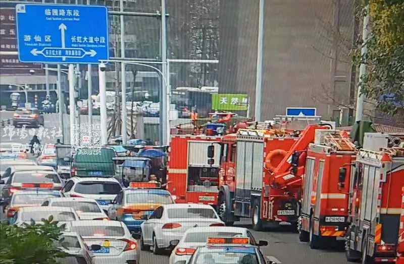 突发 绵阳城区一居民点发生火灾 火势凶猛、浓烟滚滚…