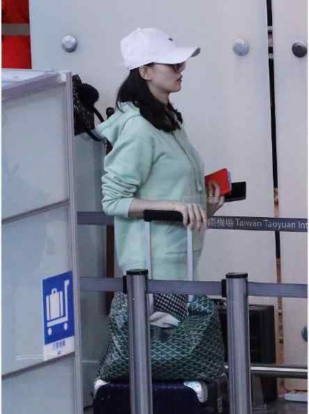 刘诗诗产后首现身  左手婚戒十分亮眼网友：终于看到新鲜的了
