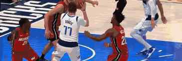 东契奇崴脚  NBA比赛中，右脚呈现90°崴伤详情是