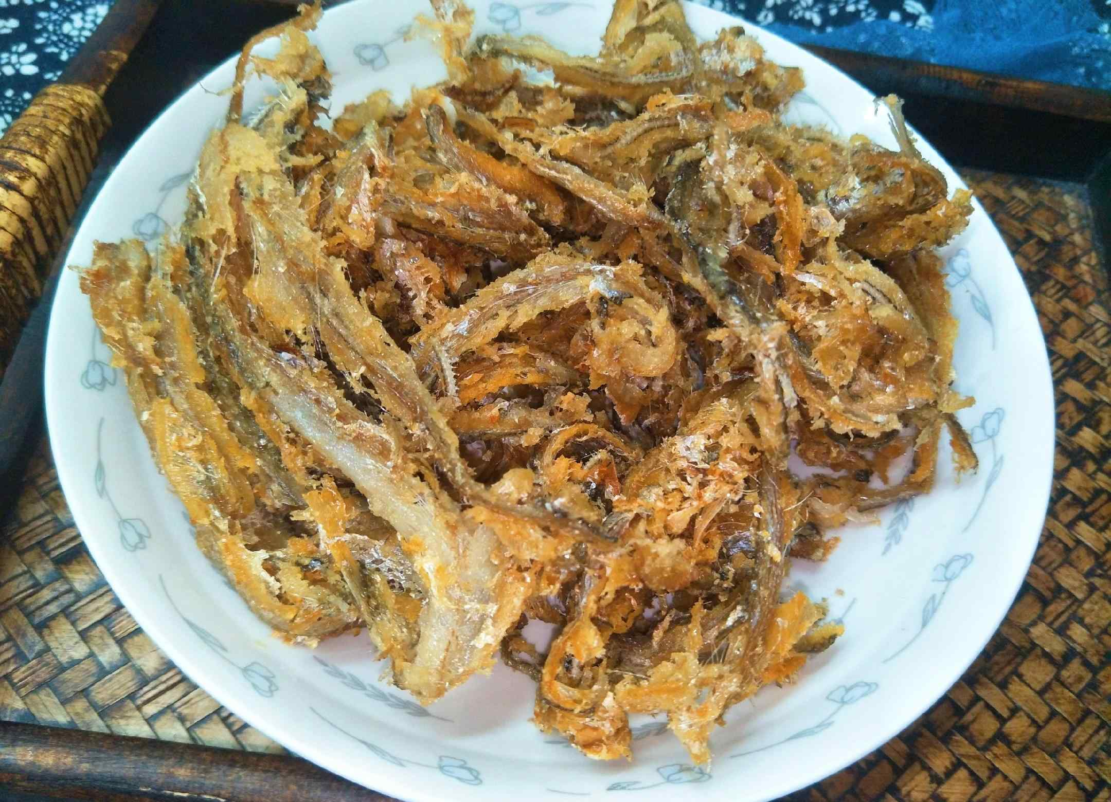 干炸小黄鱼 干炸小黄鱼，怎样才能又酥又香？不加面粉炸鱼，又酥又好吃文章配图