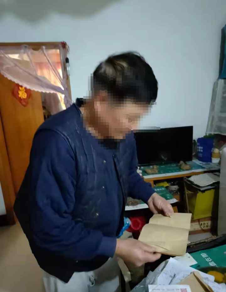 小伙突然上门报12年前一宿一饭之恩 浙江老人为何闭门不见？