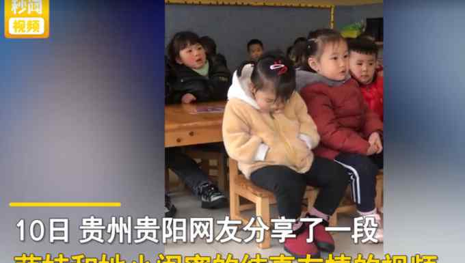 女孩犯困后靠在小闺蜜肩膀上 这个举动让网友直呼可爱！