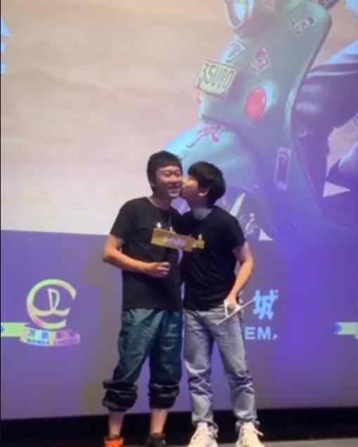 彭昱畅谈片场被欺负  什么情况现场跟导演亲吻