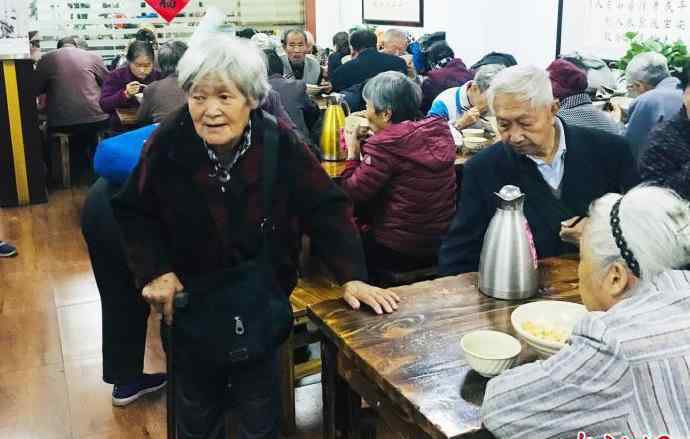 上海户籍老年人口比例超35% 究竟原因是什么