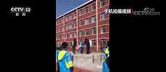 捡到26万元的小学生国旗下领奖！表情亮了……网友：少年强！