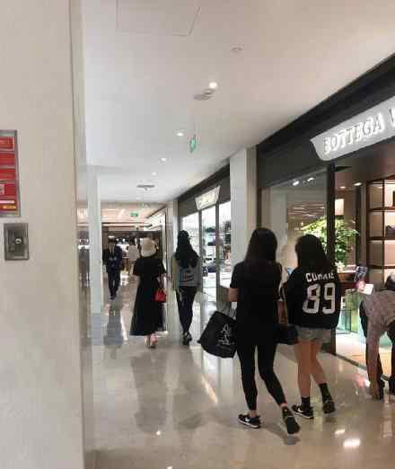 偶遇刘亦菲舒畅逛街 网友：这是什么神仙姐妹