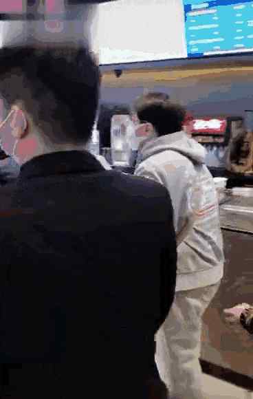 六六照片 66岁成龙再受伤，一张照片告诉你，被叫一声大哥有多不容易文章配图