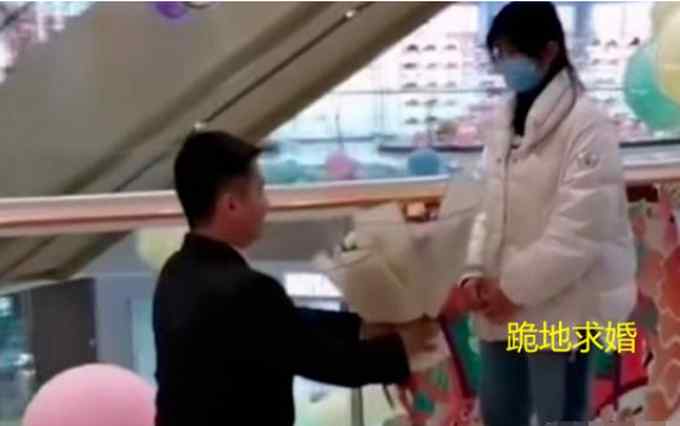 男子跪地向恋爱3年女友求婚被拒：女方家要求必须有房有车