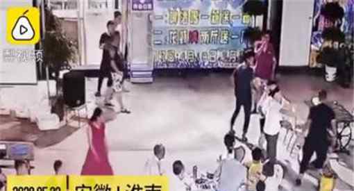 饭后抢买单被朋友打倒在地 究竟发生了什么