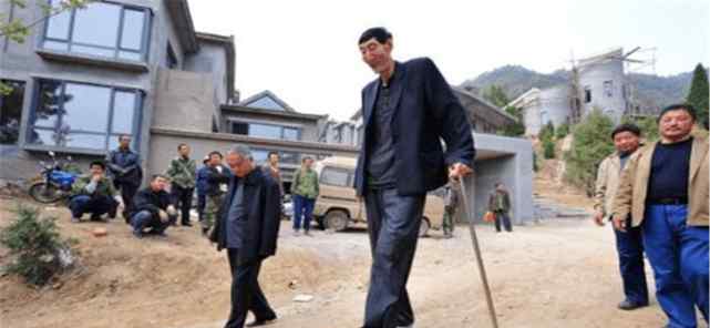 鲍喜顺 当年中国巨人鲍喜顺不顾医生反对坚持生娃，12年过去，结果如何？