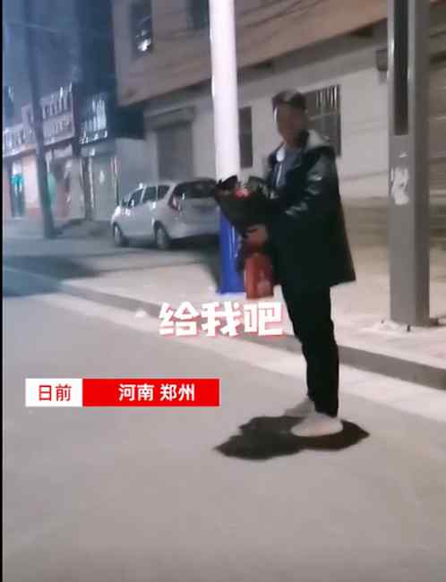 小伙情人节送花被拒 路人女子上前大胆“截胡” 两人最终成功牵手