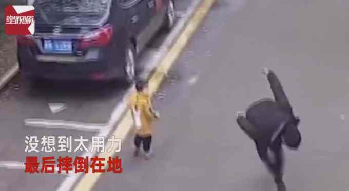 车主将车停路边 车身竟凹陷还有鞋印？民警查监控还原真相