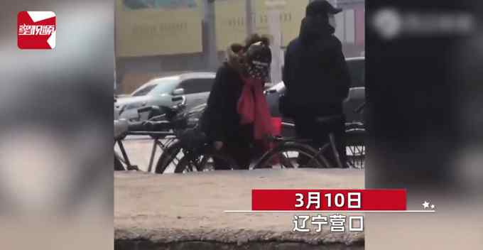 两位老太在自行车旁鬼鬼祟祟 男子路过摇下车窗看到愤怒一幕