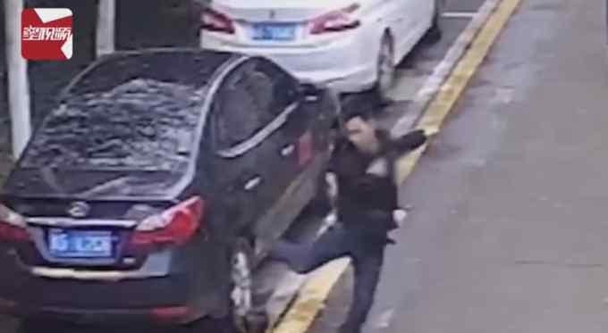 车主将车停路边 车身竟凹陷还有鞋印？民警查监控还原真相
