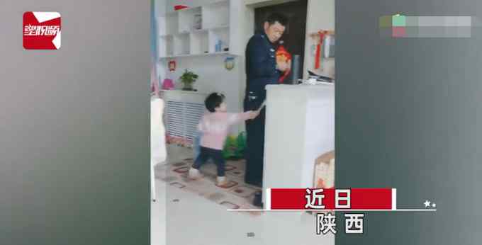 警察爸爸下班回家后女儿一顿拍打嘴里振振有词 原因令人心疼！