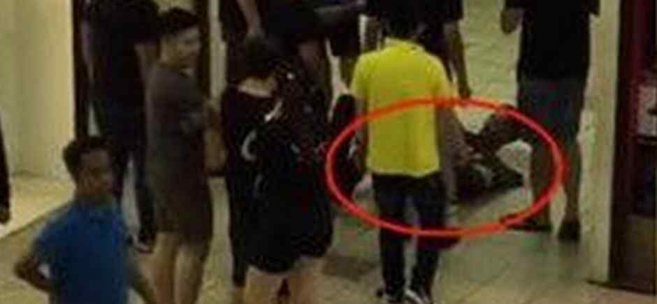 卖场厕所性侵女性 卖场厕所性侵女性 从后面强抱女子摸胸强吻