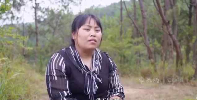 云南9岁女孩在猪肉店跳芭蕾舞 上亿网友为她疯狂刷屏！